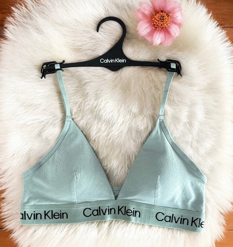 Top Calvin k verde pistache, letras negras en resorte