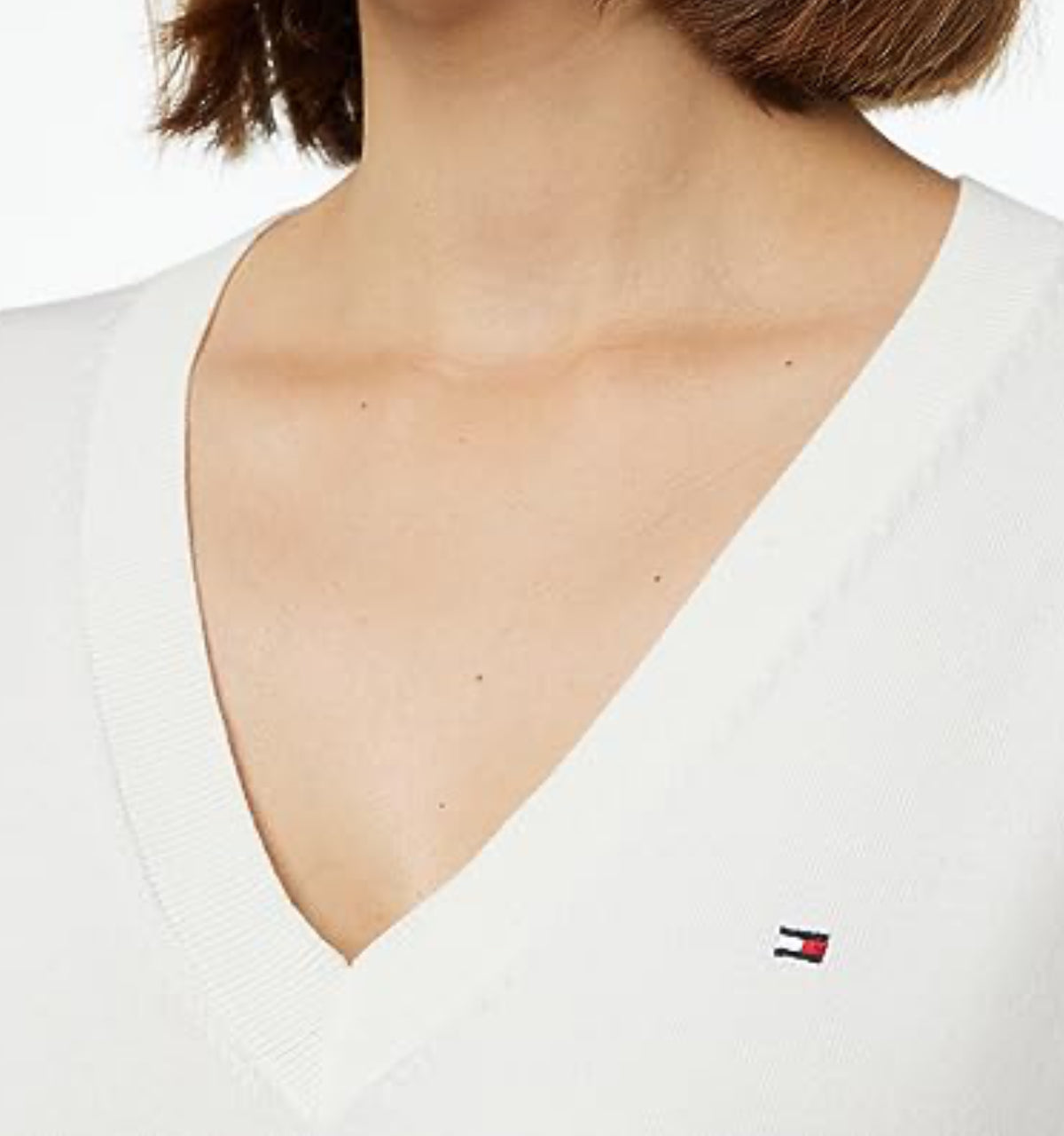 Suéter Tommy H blanco, cuello u ve, bandera pequeña y detalles en mangas
