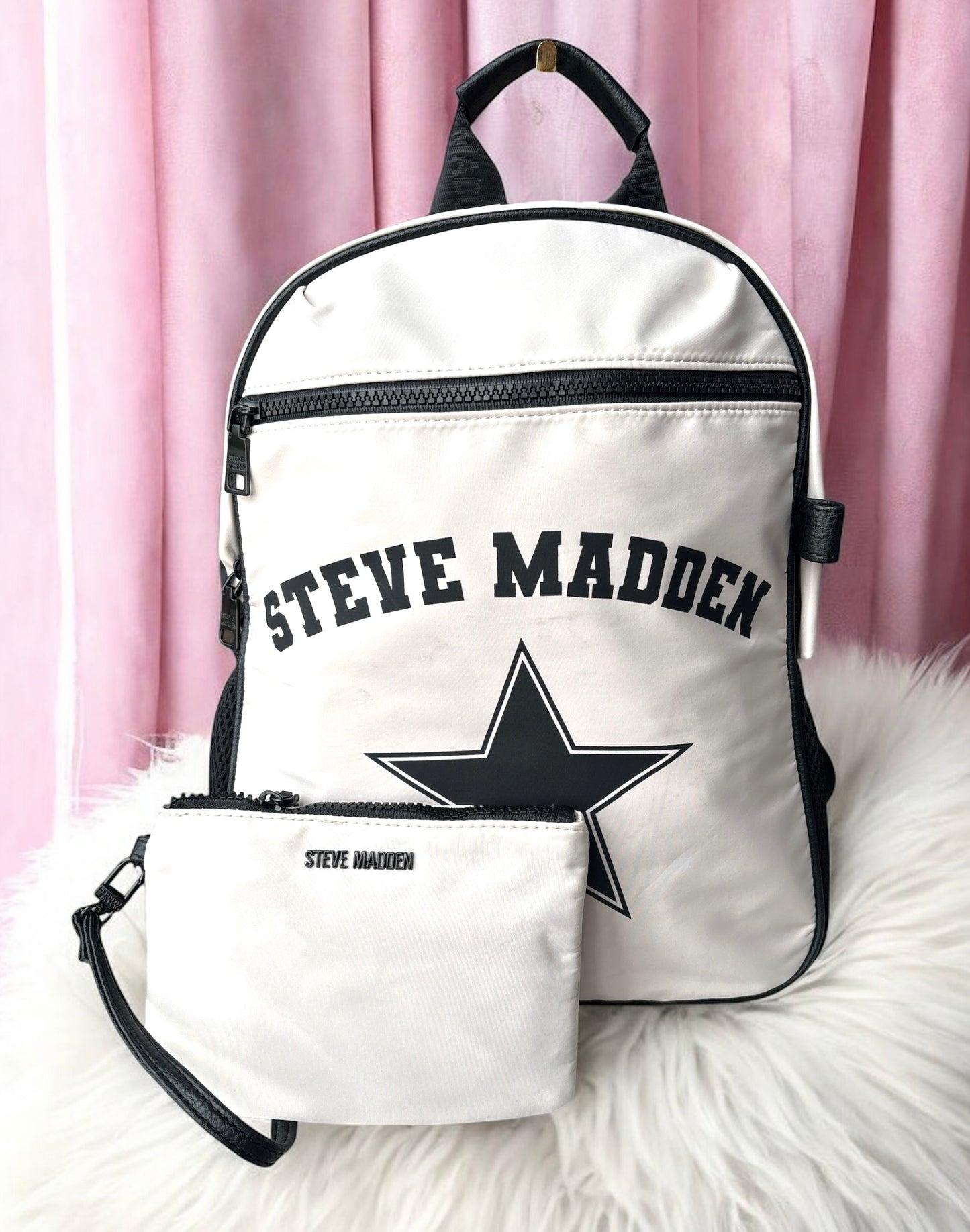Backpack Steve M crema con letras negras y muñequera