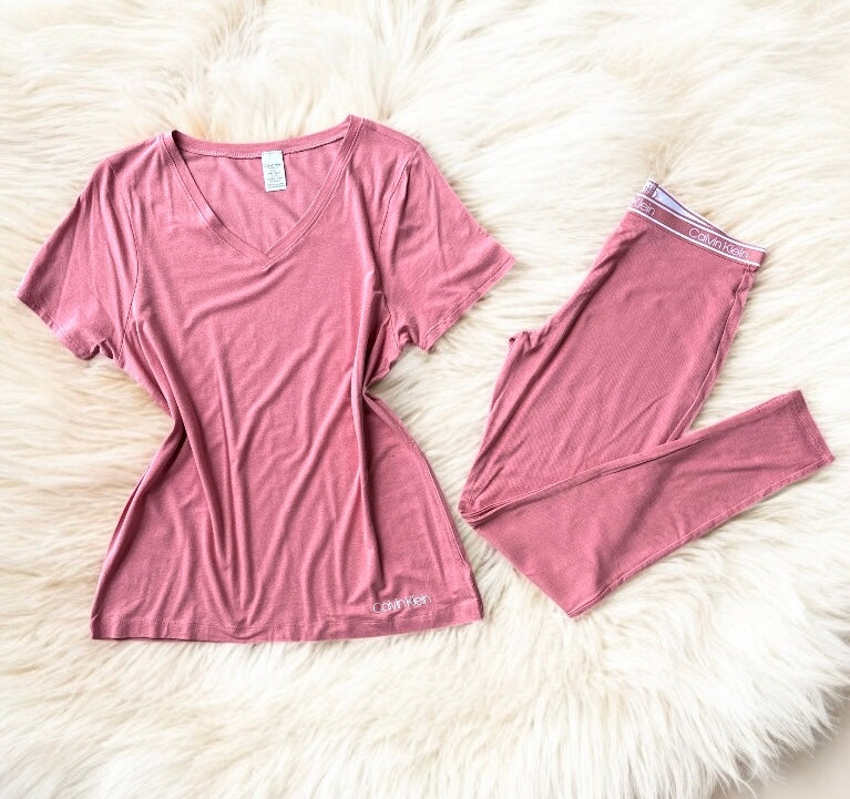 Pijama Calvin K rosa claro cuello V con letras blancas