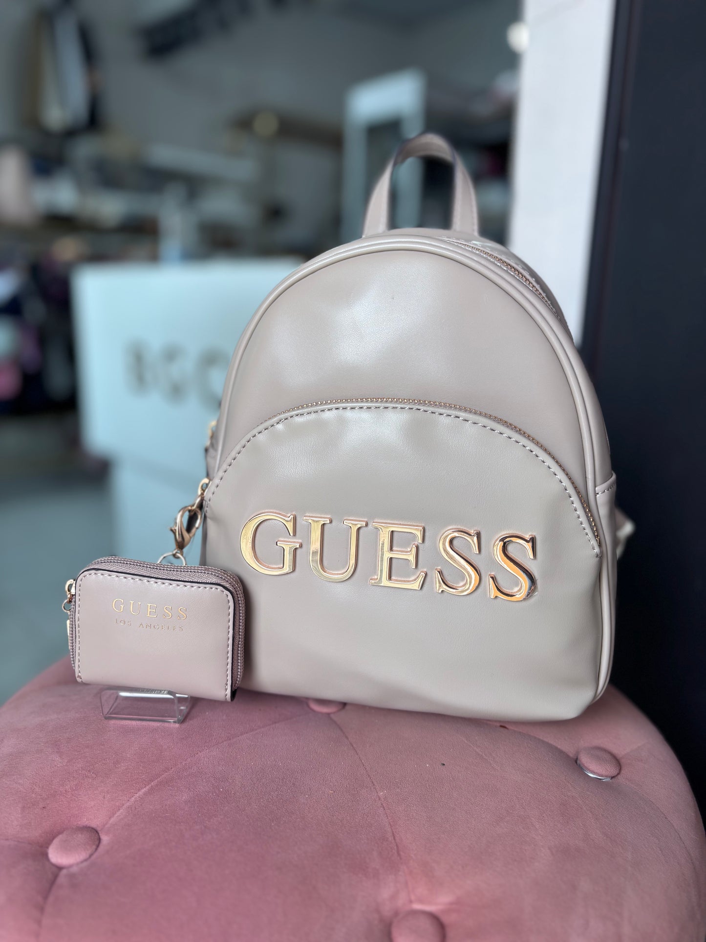 Backpack Guess nude con placa y monedero