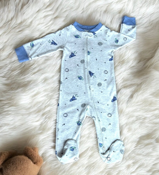 Mameluco para bebé Carter’s gris/azul, estampado de planetas, cohetes y cierre