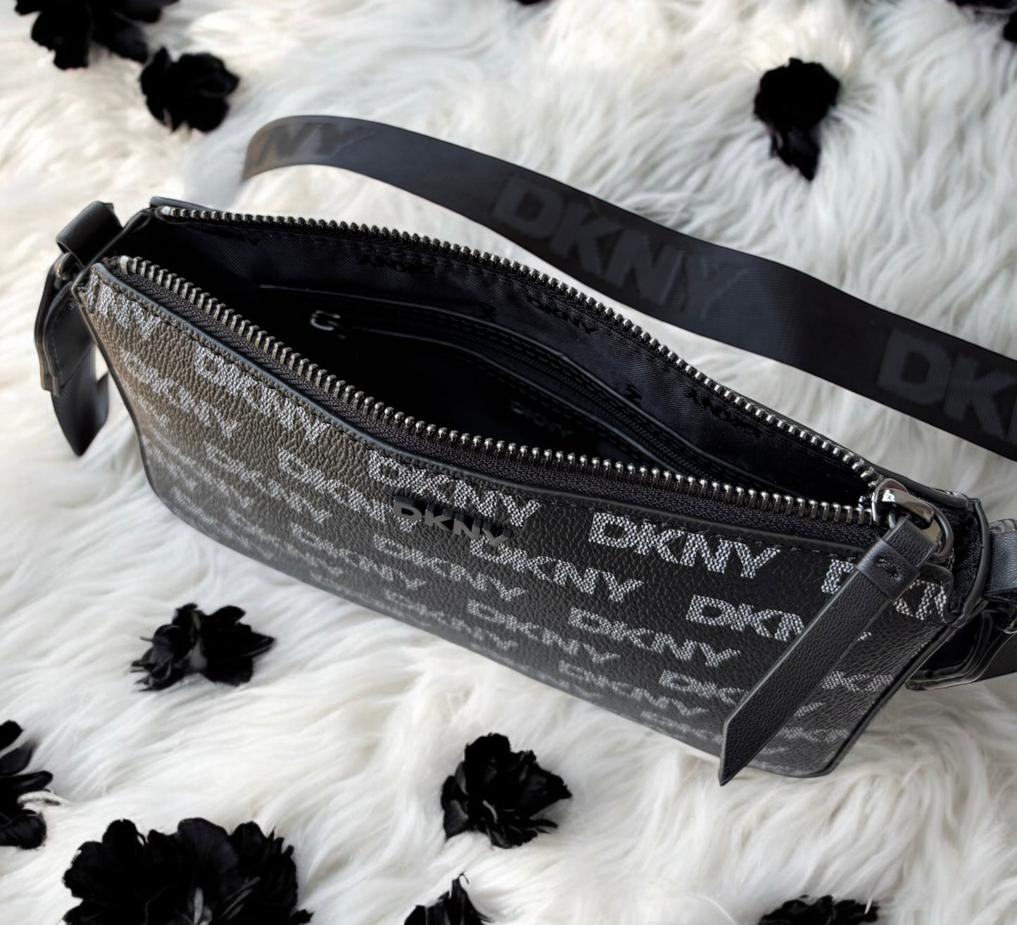 Crossbody DKNY negra con monogram gris