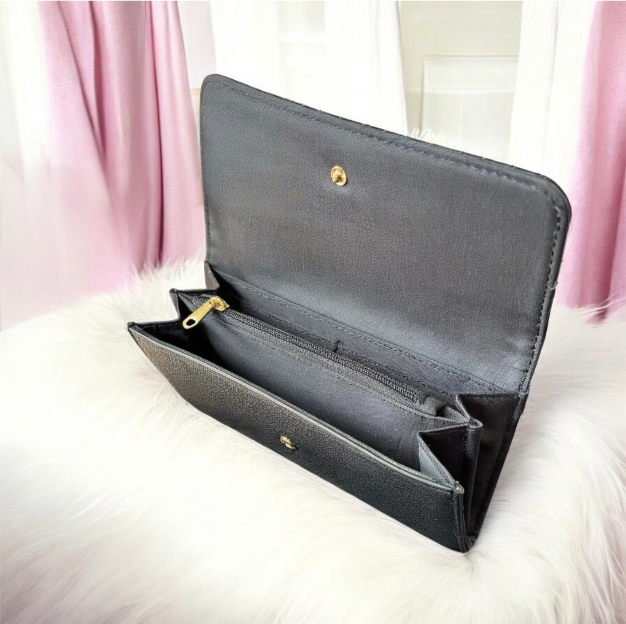 Cartera Tommy H negra con monogram y placa dorada TH