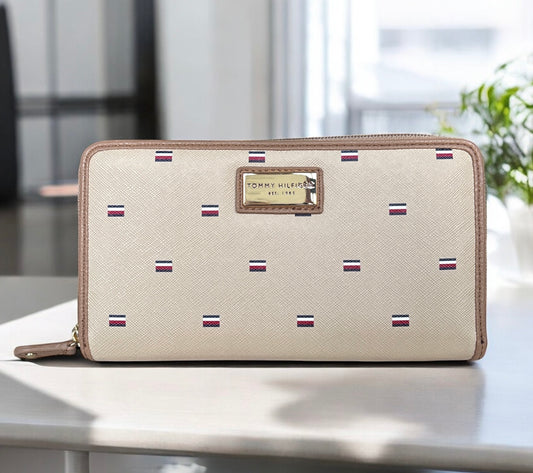 Cartera Tommy H camel con monogram de banderas