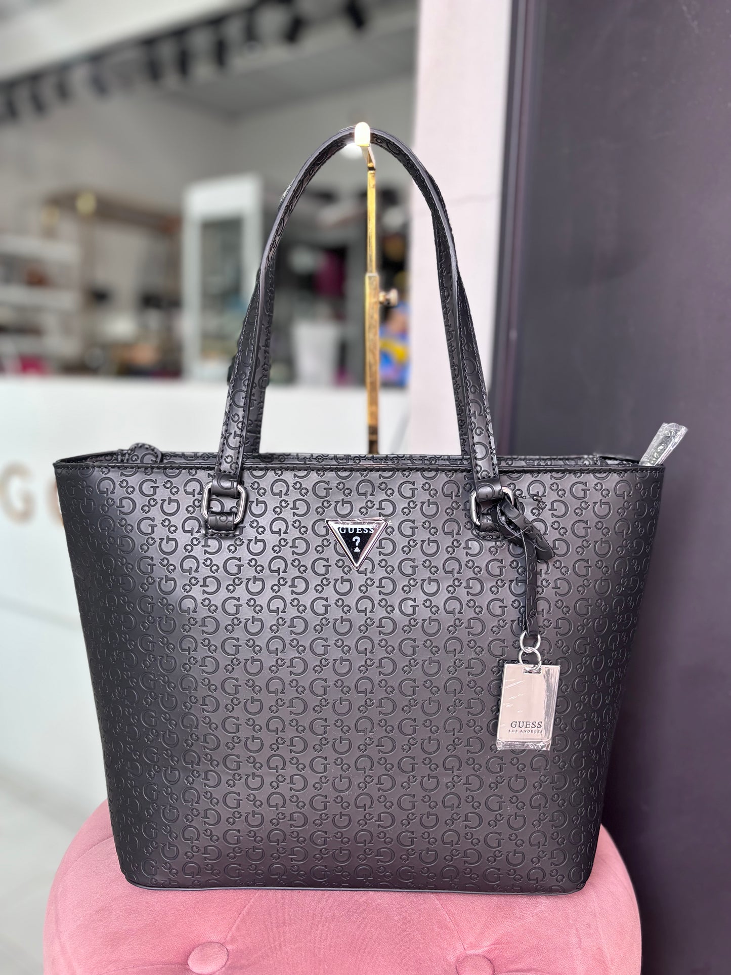 Tote Guess negra con grabado