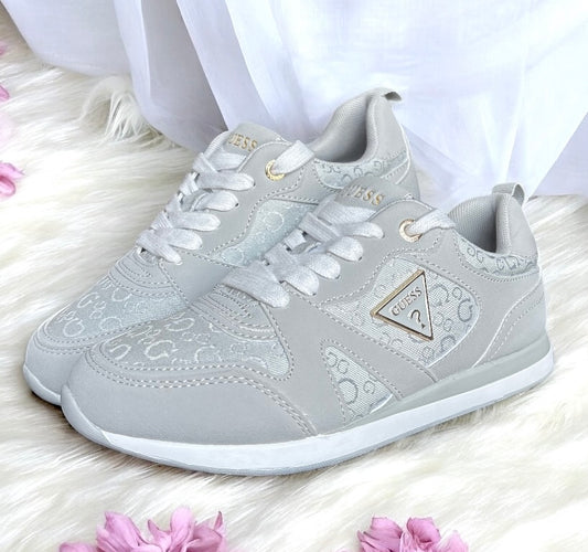 Tenis Guess gris con monogram y placas dorada/gris
