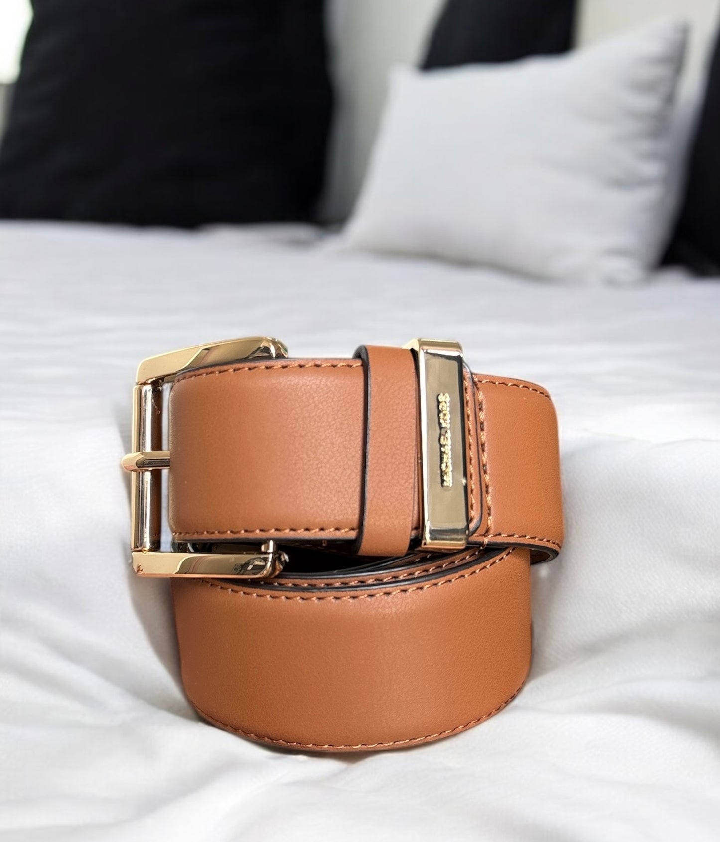 Cinturón Michael k café liso,placa dorada, nombre grabado en hebilla