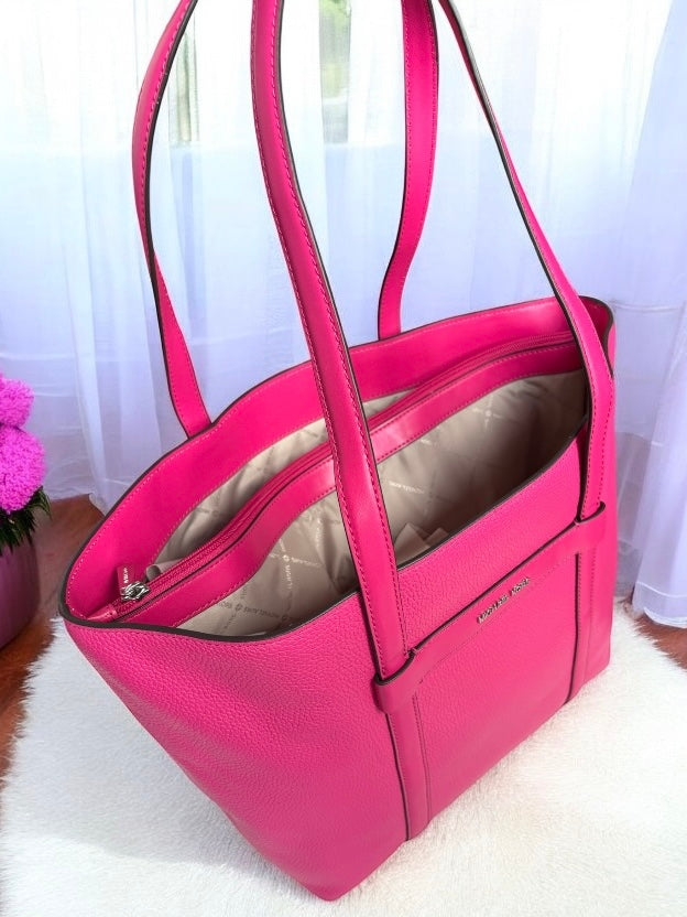 Dúo Tote Michael k fucsia con textura y mini Crossbody fucsia con monogram