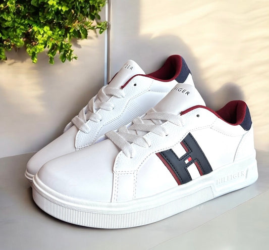 Tenis Tommy H para caballero blancos con H azul marino y bandera pequeña en la H