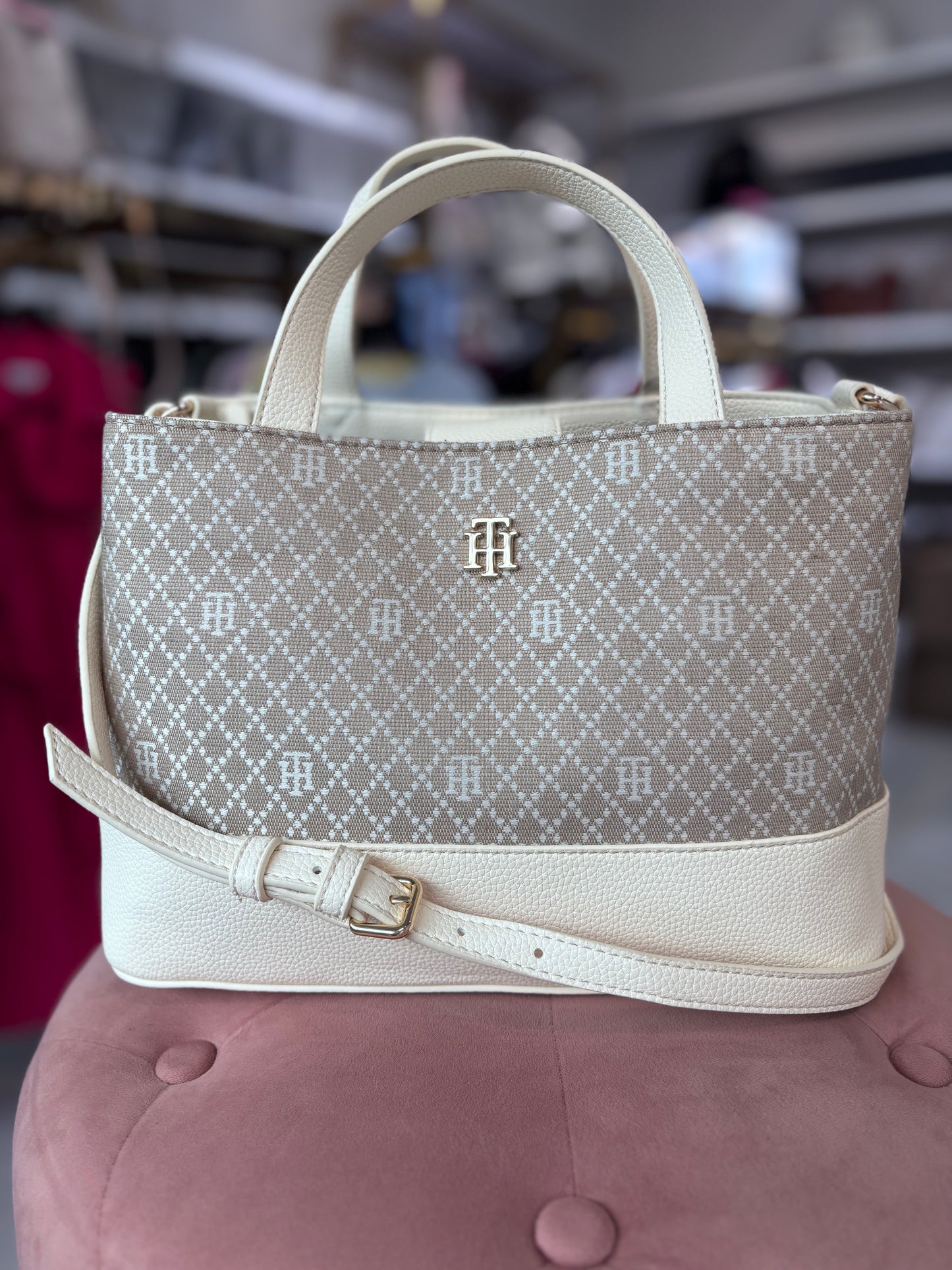 Tote Tommy H crema con placa dorada