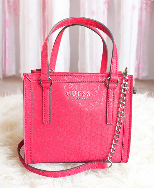 Tote mini Guess coral, strap con cadena y placa en letras plateadas