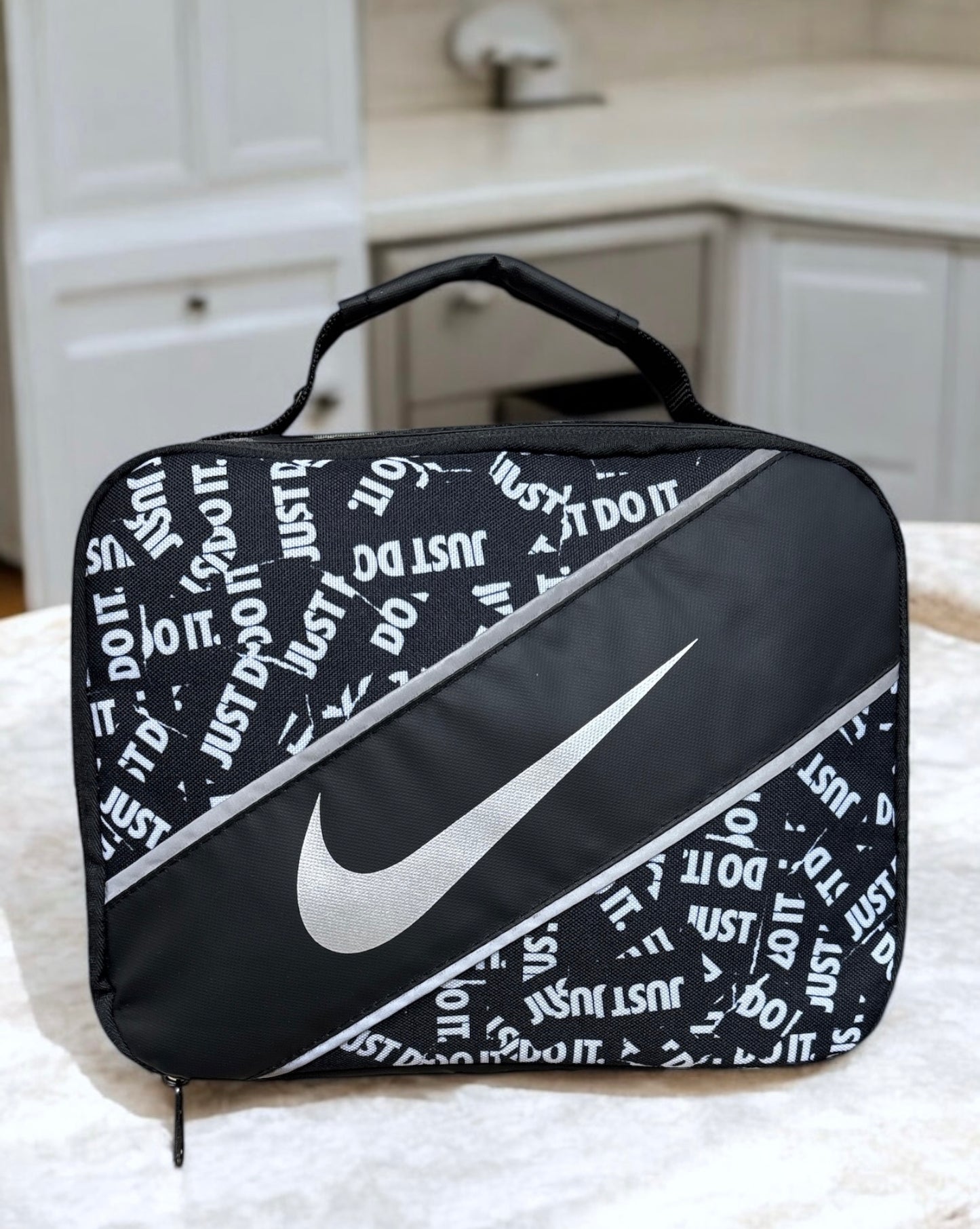 Lunch Bag negra, monogram y logo en plateado