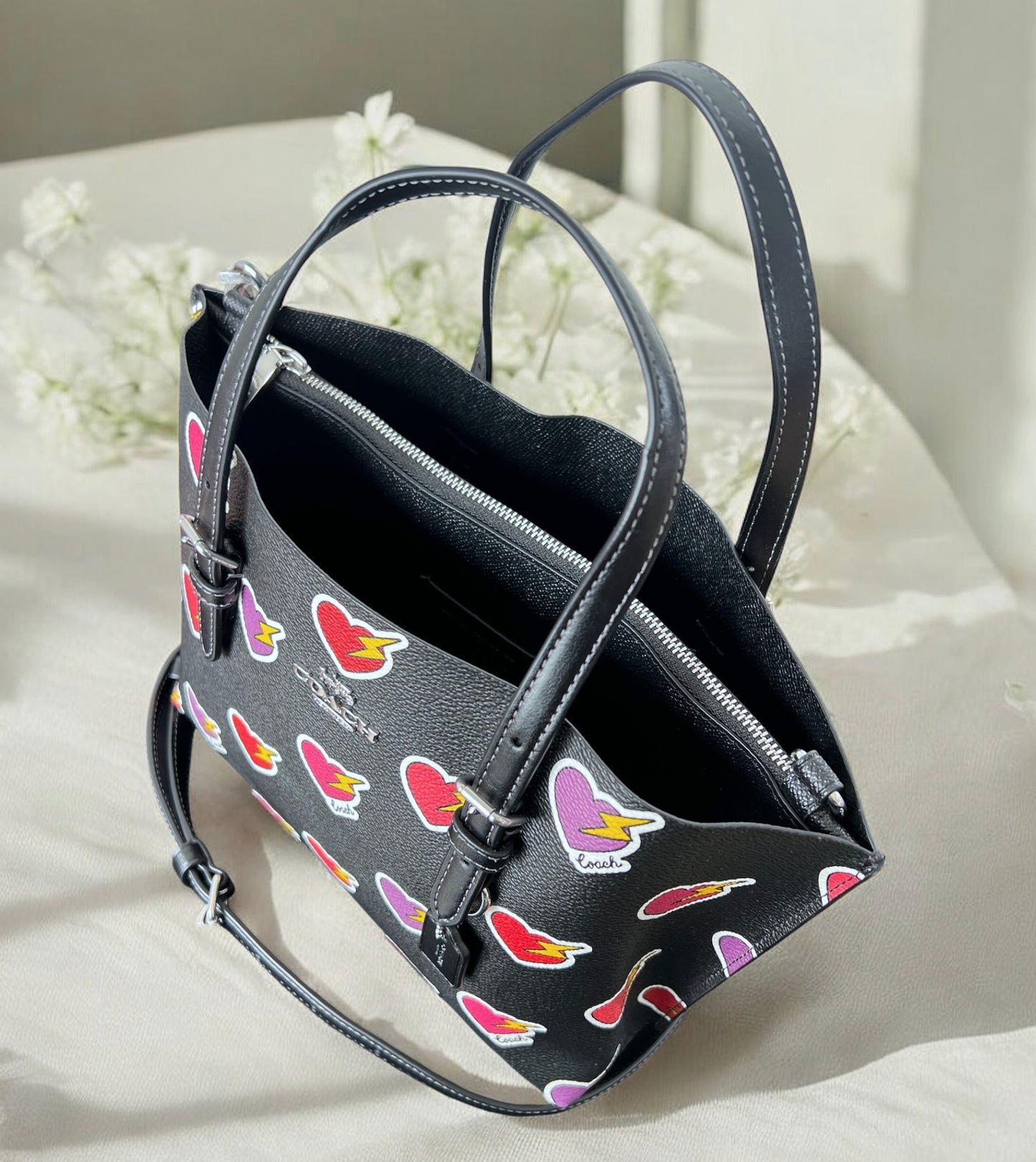 Tote Coach negra con monogram de corazones chica