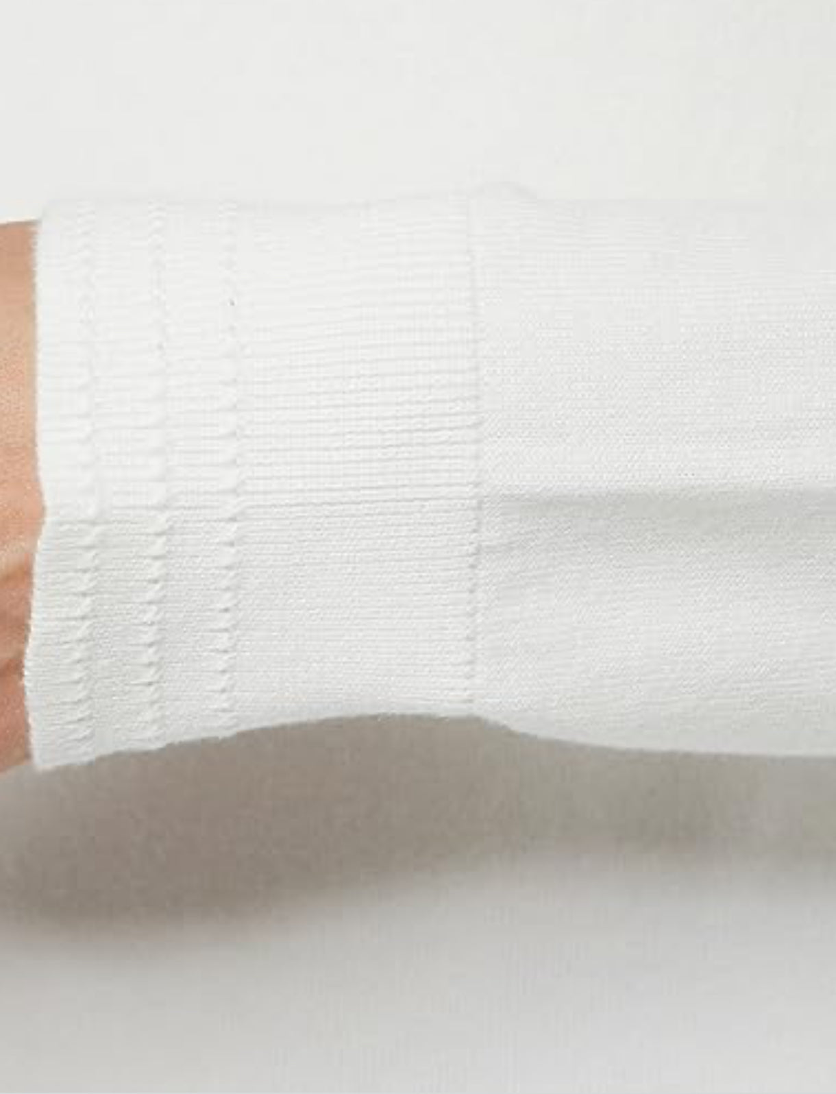 Suéter Tommy H blanco, cuello u ve, bandera pequeña y detalles en mangas