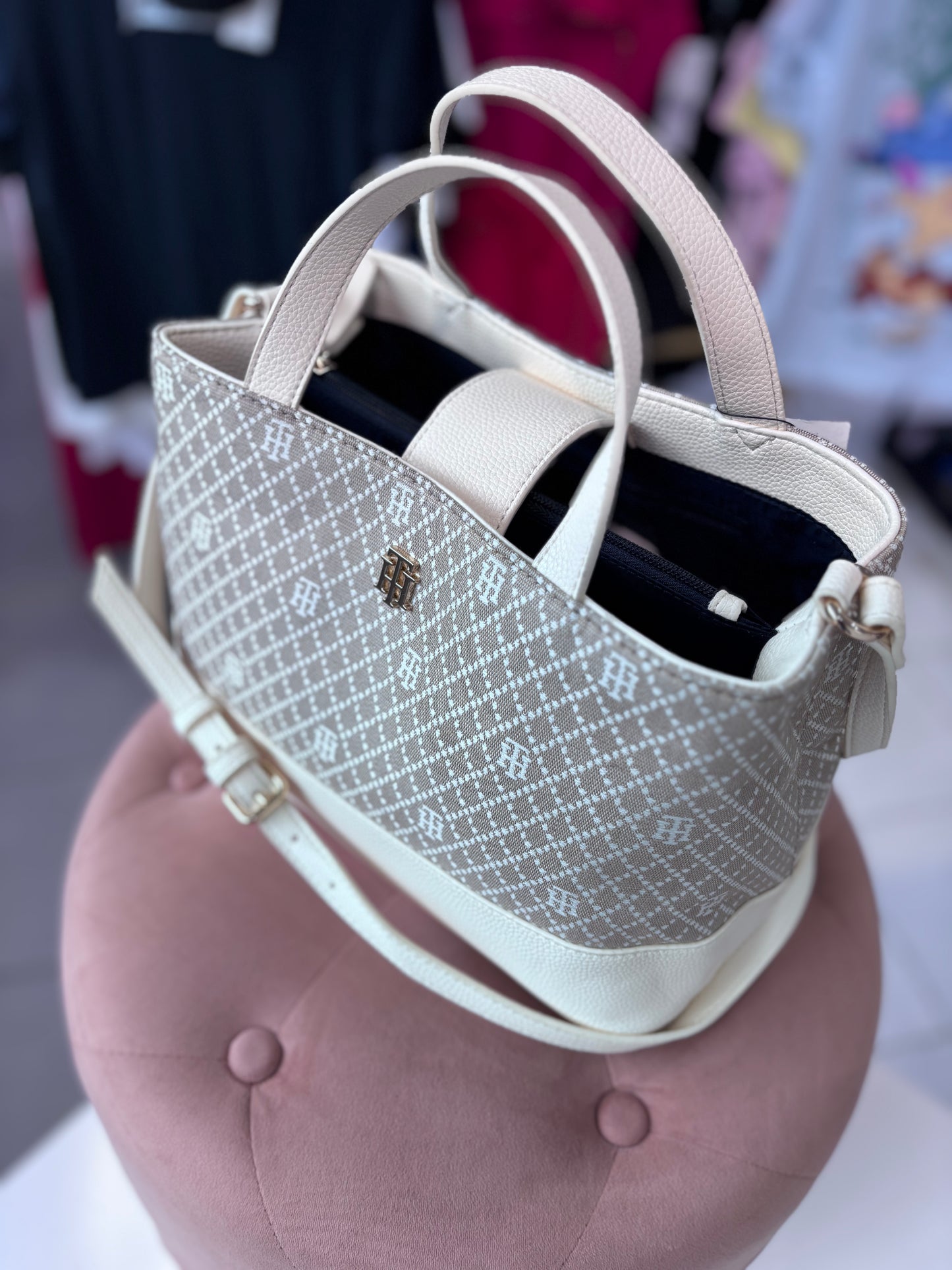 Tote Tommy H crema con placa dorada