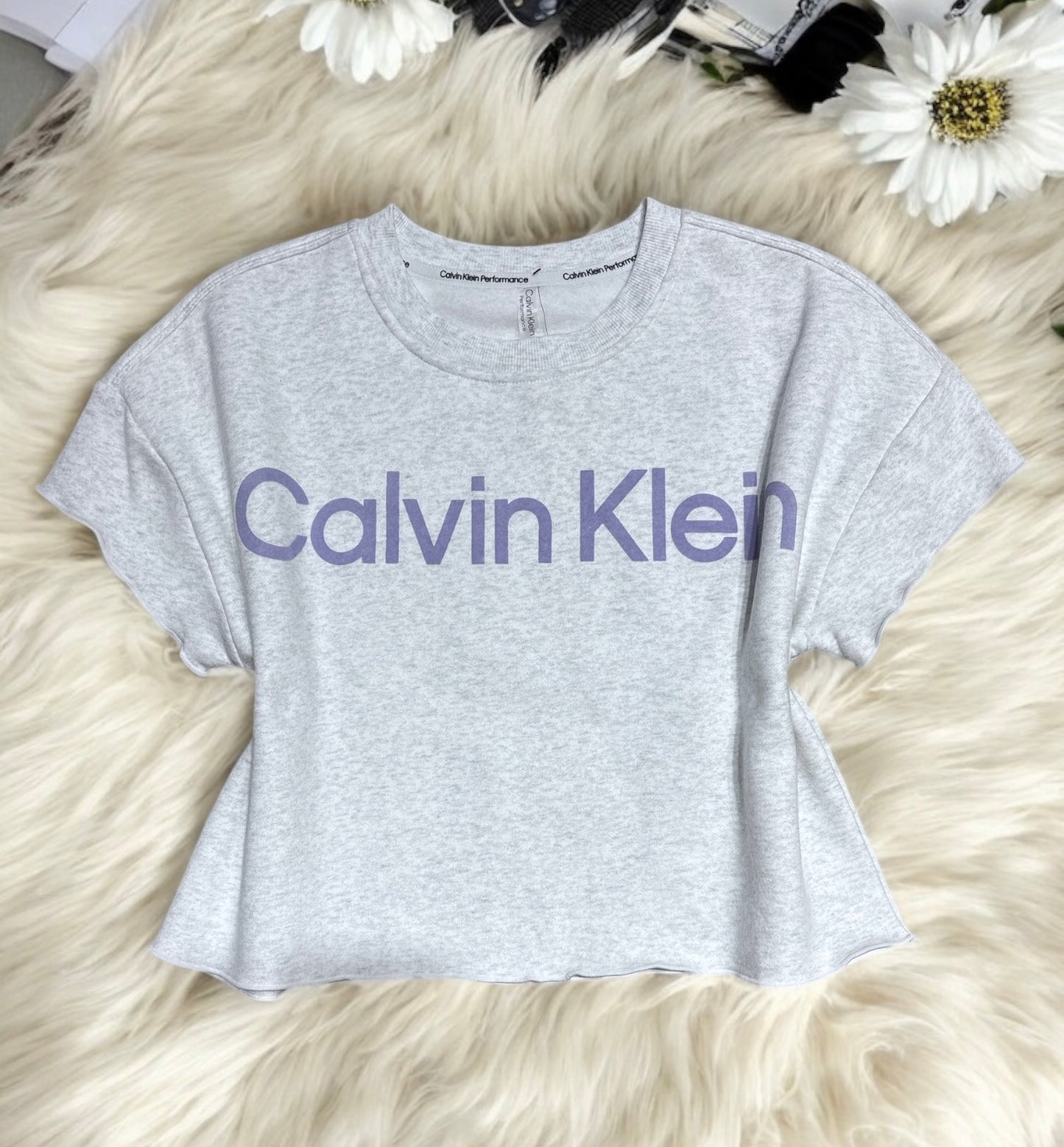 Top Calvin K gris, letras lila