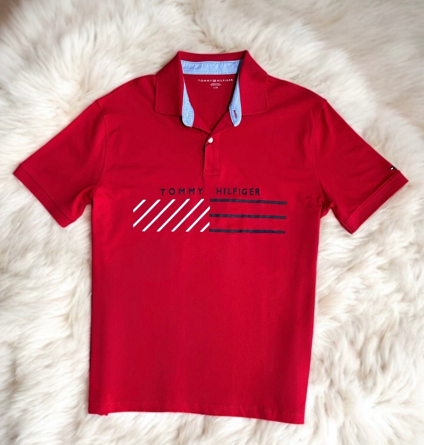 Playera Tommy H roja, letras azul marino, líneas blancas/azul de caballero