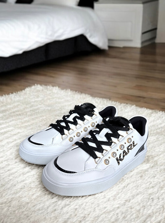 Tenis Karl l blancos con perlas