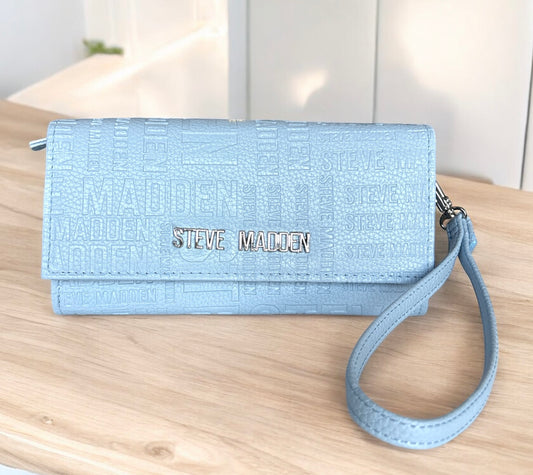 Cartera Steve M azul claro con monogram y placa plateada