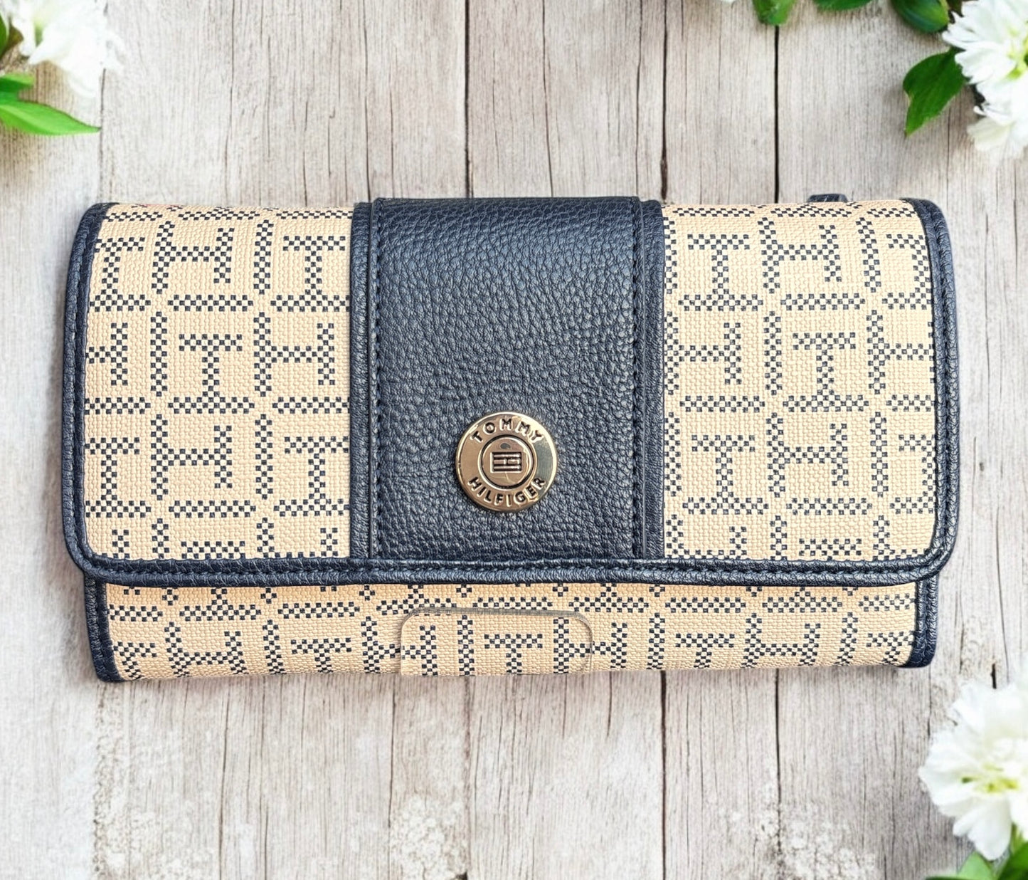 Cartera Tommy H beige con azul marino y placa redonda