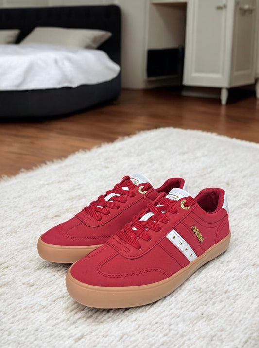 Tenis Guess rojos, detalles en blanco/dorado y suela camel
