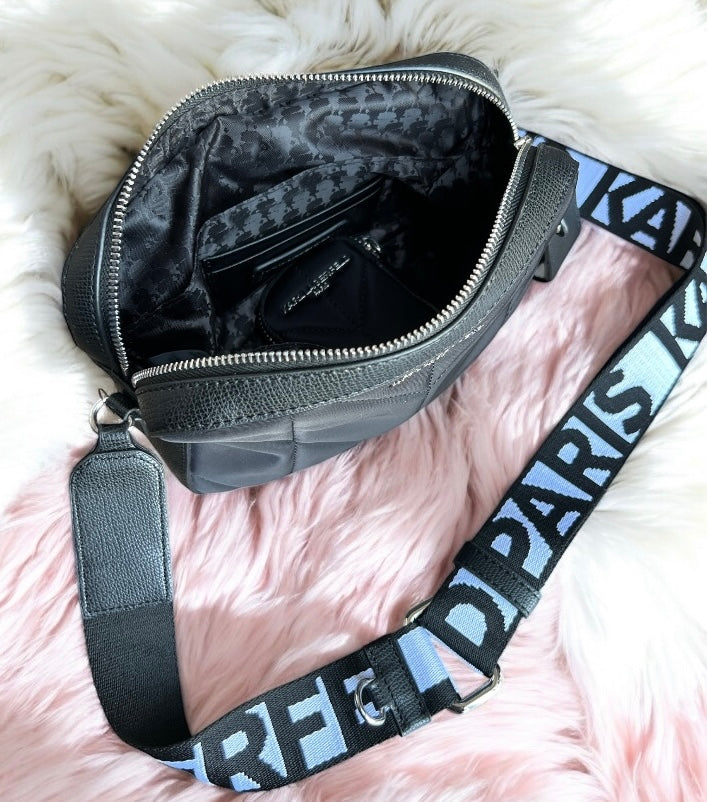 Crossbody Karl L con monedero de tela y strap blancos con negro