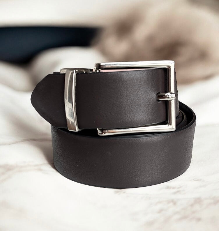 Cinturón Calvin k negro/café reversible con monogram grabado y hebilla plateada