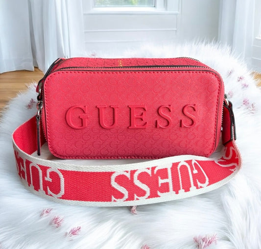 Crossbody Guess coral tipo charol, strap grabado en blanco
