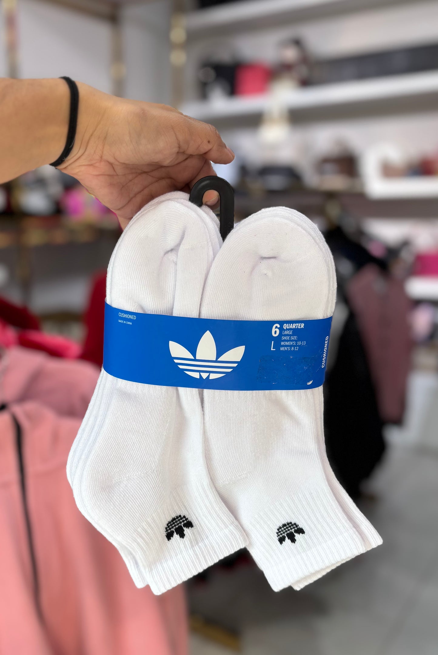 Calcetas Adidas blanca con logo negro en el tobillo