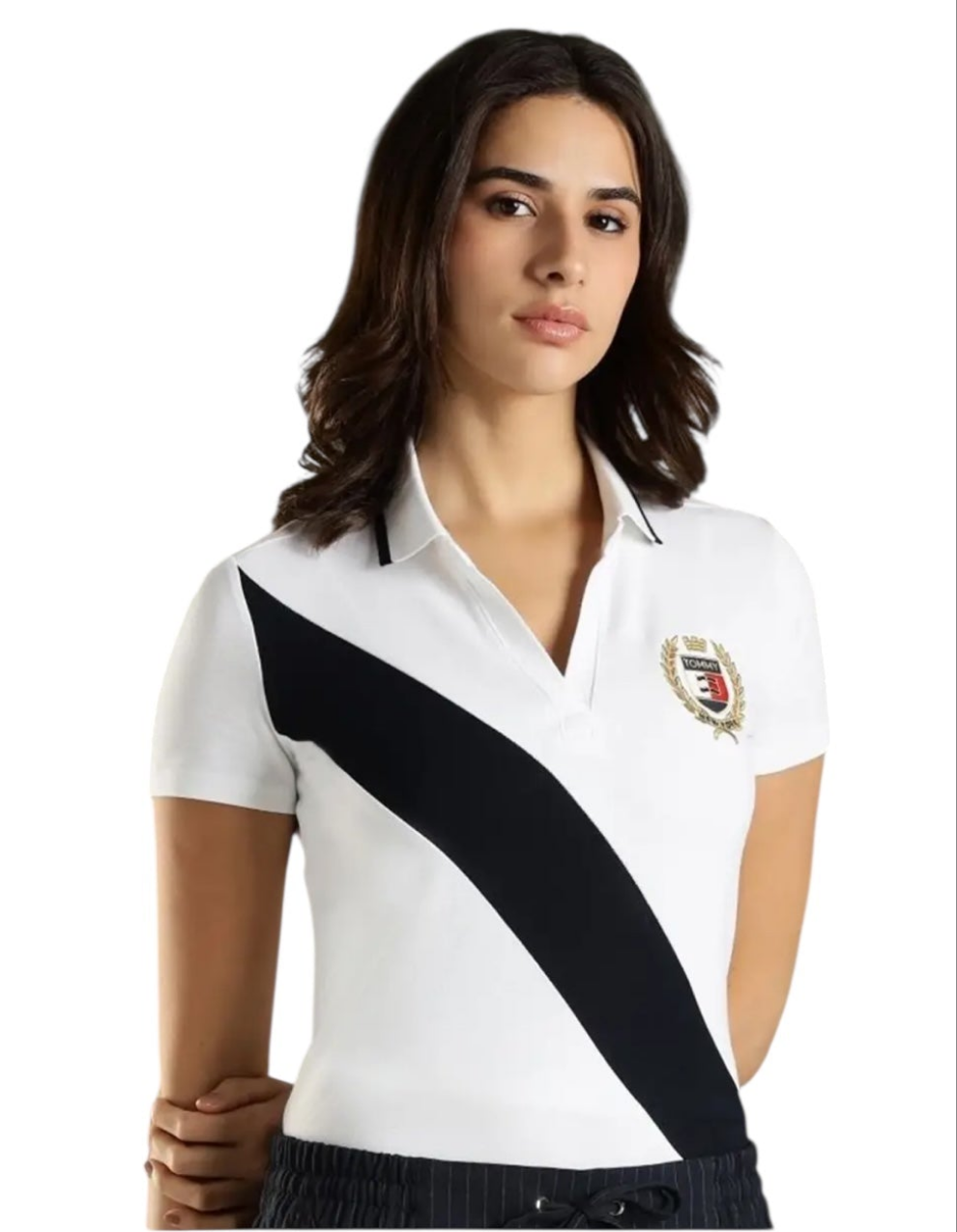 Playera Tommy H blanca tipo polo, línea diagonal azul marino y escudo