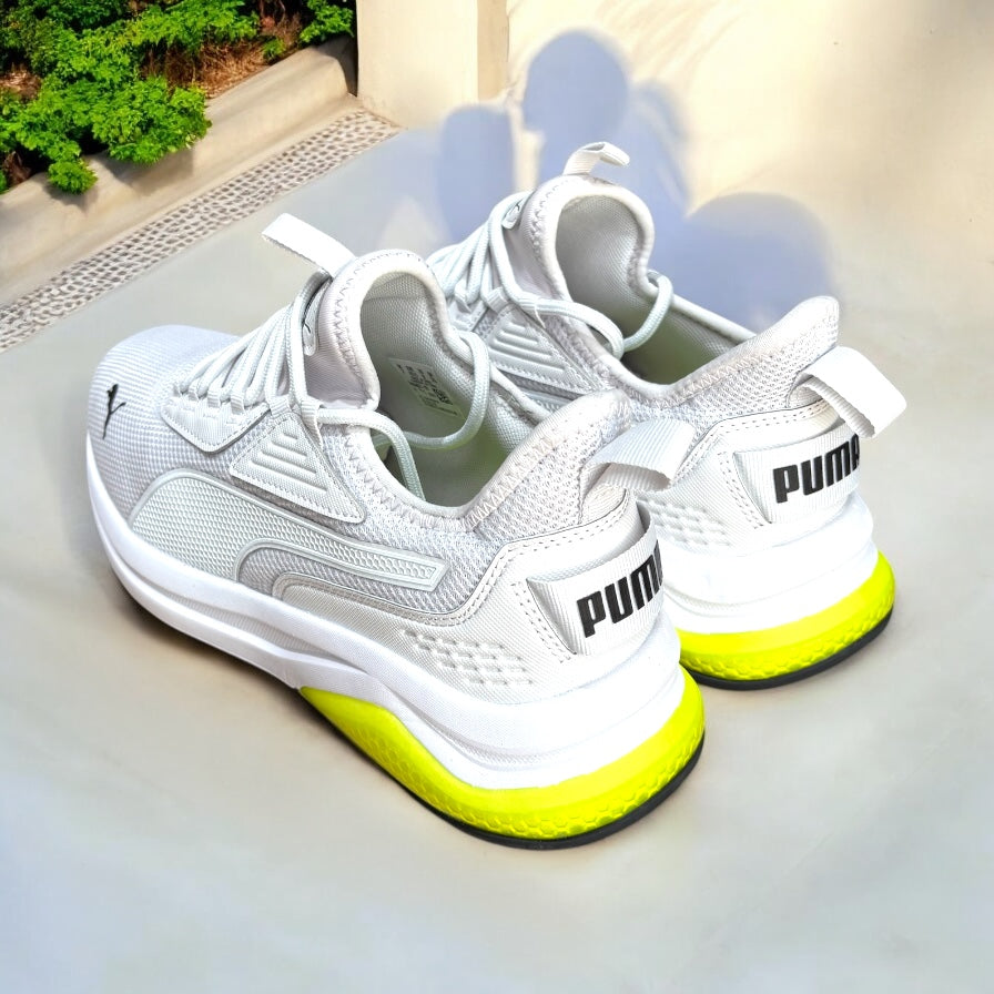 Tenis Puma gris suela con detalle amarillo neón