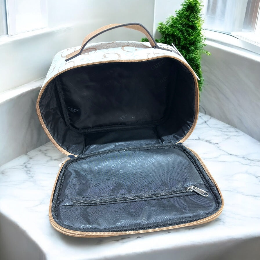 Cosmetiquera Guess crema, monogram camel y placa plateada