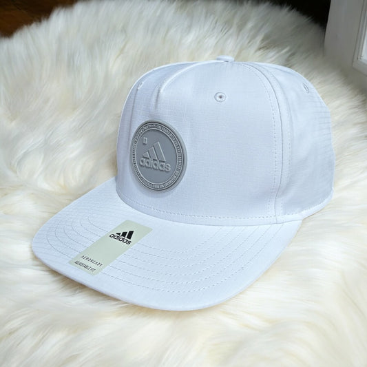 Gorra Adidas blanco, placa en goma gris