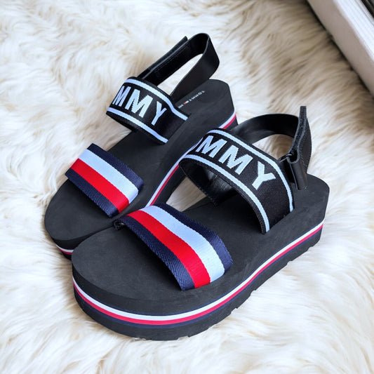 Sandalias Tommy H negras, con líneas azul, blanco, rojo y letras blancas