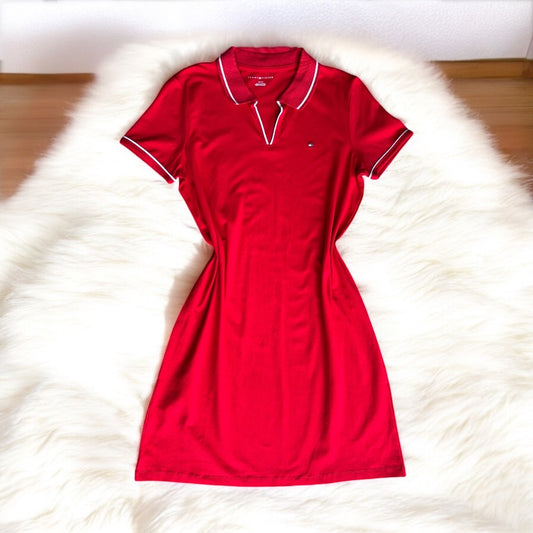 Vestido Tommy H rojo, cuello tipo polo, línea blanca en cuello y banderita