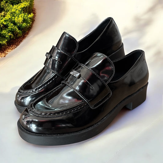Mocasines DKNY negros de charol y placa plateada