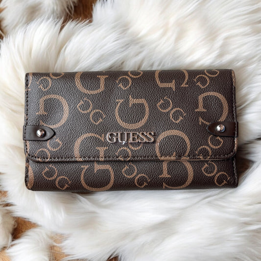Cartera Guess chocolate con monogram camel y placa