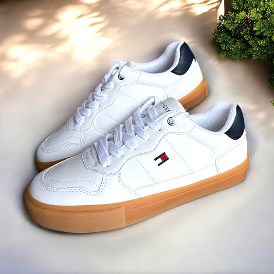 Tenis Tommy H blancos, suela camel, tobillo azul marino y banderita alado