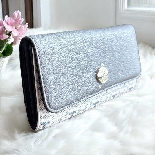 Cartera Tommy H crema/gris con monogram y placa dorada