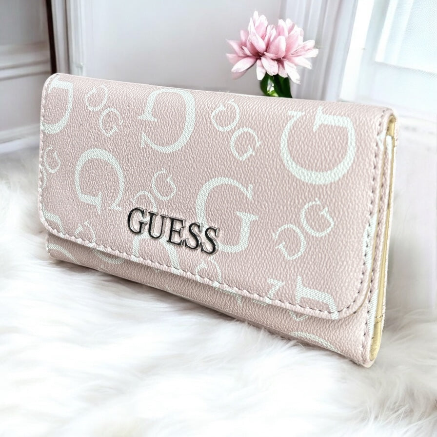 Cartera Guess rosa con monogram blanco y placa en letras plateadas