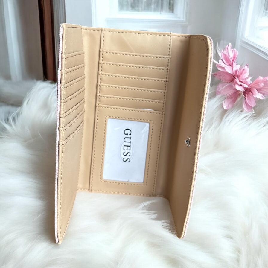 Cartera Guess rosa con monogram blanco y placa en letras plateadas