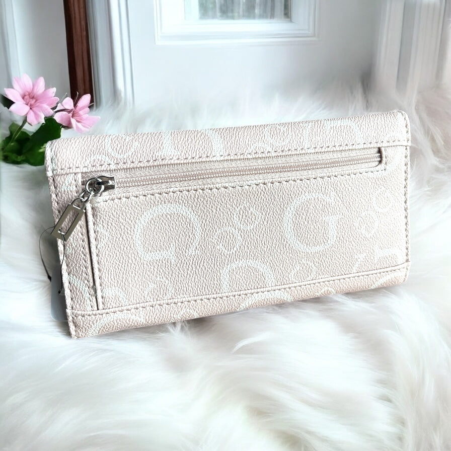 Cartera Guess rosa con monogram blanco y placa en letras plateadas