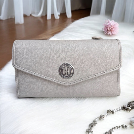 Cartera Tommy H gris con textura, placa plateada y cierre atrás