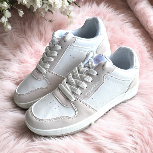 Tenis Calvin K blancos con rosa claro