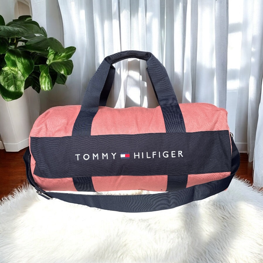 Maleta Tommy H salmón, detalles en azul marino, letras blancas, banderita y strap