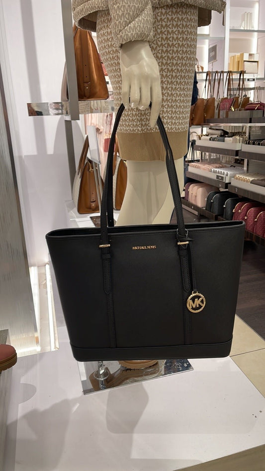 Tote Michael K negra, strap ajustable y dije MK dorado