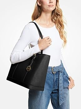 Tote Michael K negra, strap ajustable y dije MK dorado
