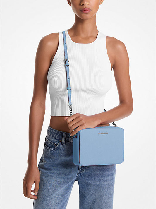 Crossbody Michael k azul claro con cadena en strap y placa plateada