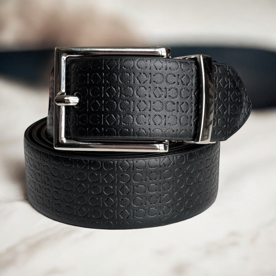 Cinturón Calvin k negro/café reversible con monogram grabado y hebilla plateada